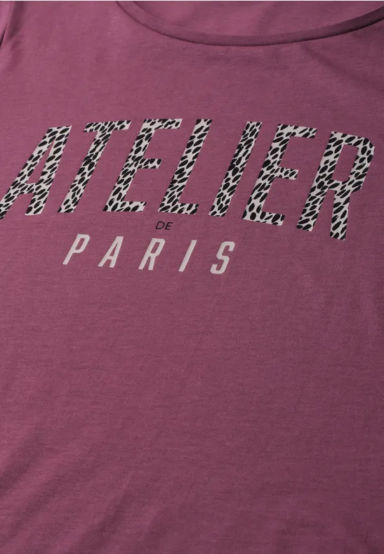 Magenta T-shirt met 'ATELIER' in luipaardprint en 'PARIS' in eenvoudige letters.