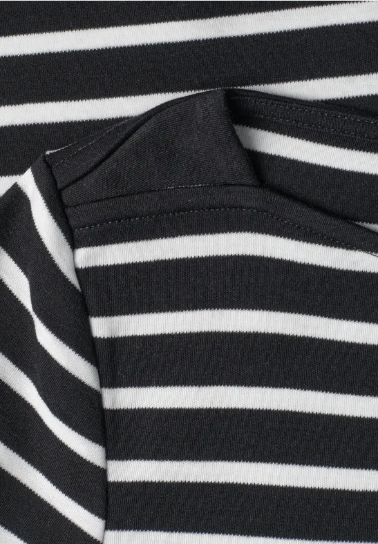 Detailaufnahme eines schwarz-weiß gestreiften T-Shirts mit sichtbarer Naht.
