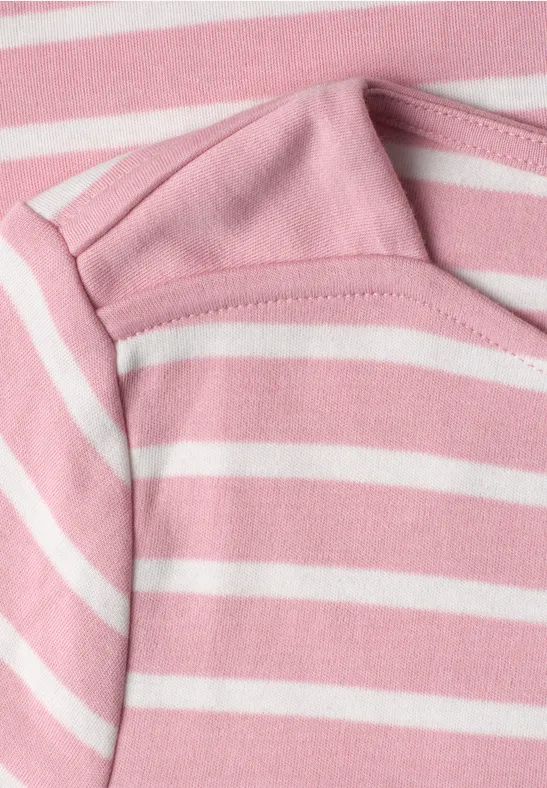 Nahaufnahme eines Kapuzenpullovers mit rosa-weißen Streifen.