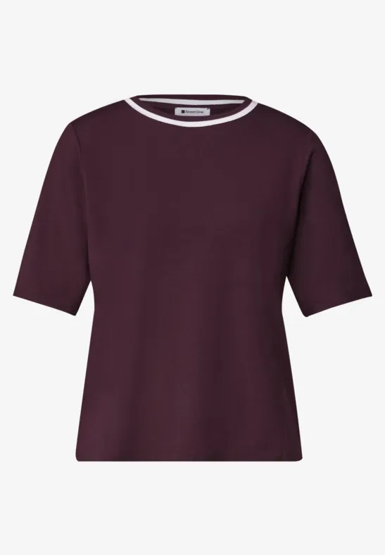 Ein schlichtes, dunkelrotes T-Shirt mit kurzen Ärmeln und Rundhalsausschnitt.