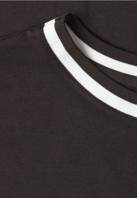 Schwarzes T-Shirt mit rundem Kragen, zweifarbig in Schwarz und Weiß.