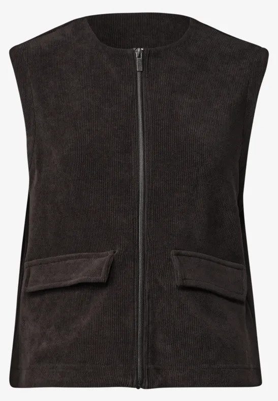 Mouwloze donkerbruine suède gilet met ritssluiting voor en twee klepzakken.