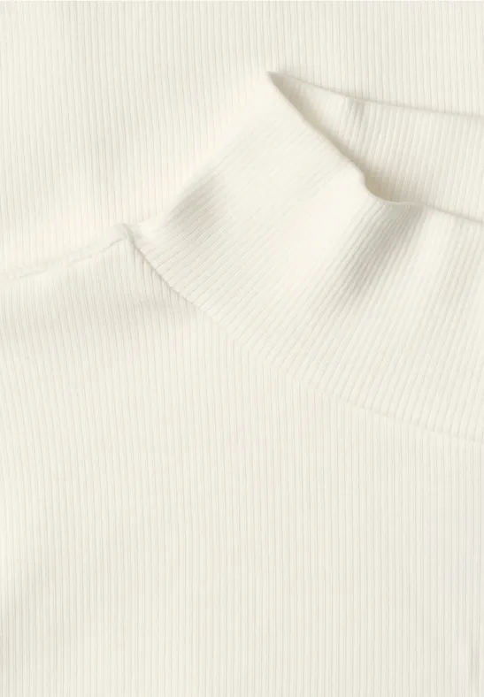 Weißer, gerippter Rollkragenpullover aus feinem Strickstoff.