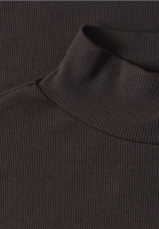 Nahaufnahme eines dunklen, gerippten Rollkragen-Pullovers.