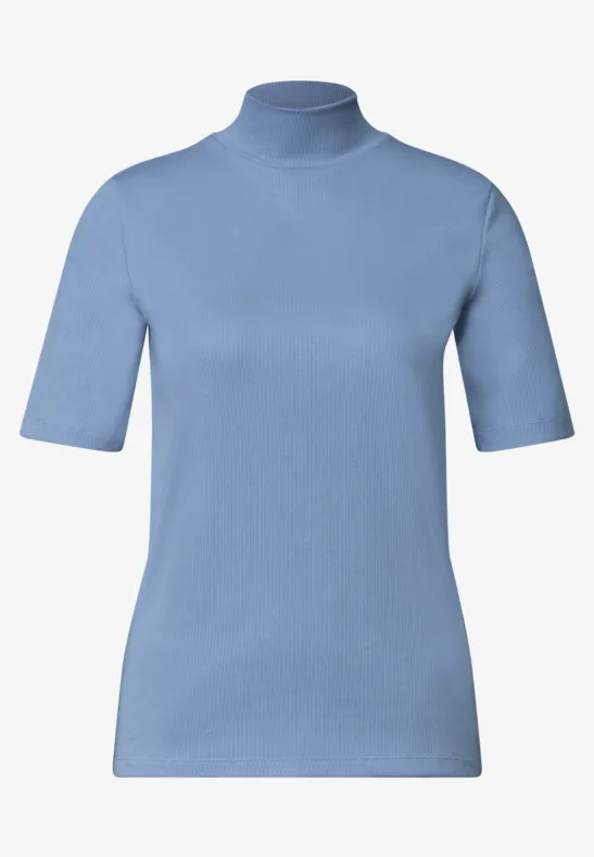 Hellblaues, figurbetontes T-Shirt mit Stehkragen und halblangen Ärmeln.