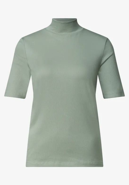 Salbeigrünes T-Shirt mit hohem Kragen und halblangen Ärmeln