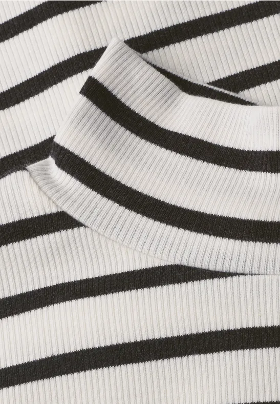 Nahaufnahme eines schwarz-weiß gestreiften Rippstrick-Shirts mit hohem Kragen.