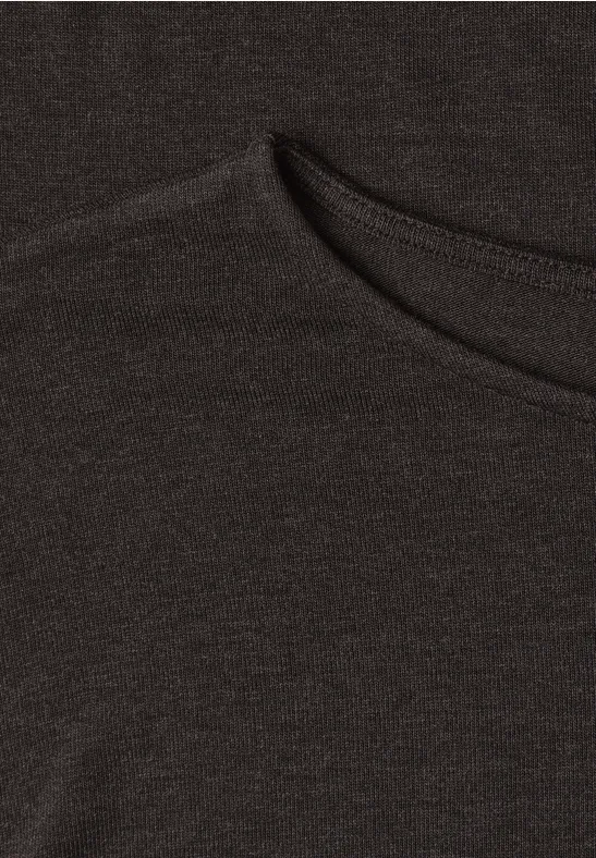 Nahaufnahme eines dunklen T-Shirts mit sichtbarer Rundhalsnaht.