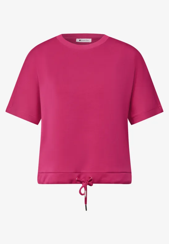 Een fuchsiaroze T-shirt met korte mouwen en een verstelbaar aantrekkoord aan de zoom.