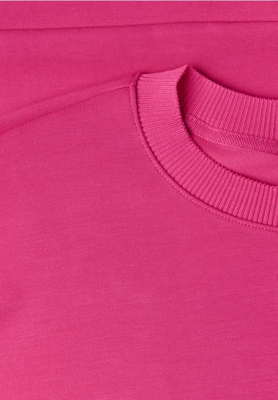 Roze T-shirt met ronde hals, zicht op schouder en mouwzoom