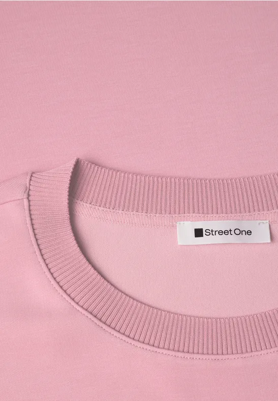 T-shirt rose à col rond avec étiquette Street One à l’arrière.