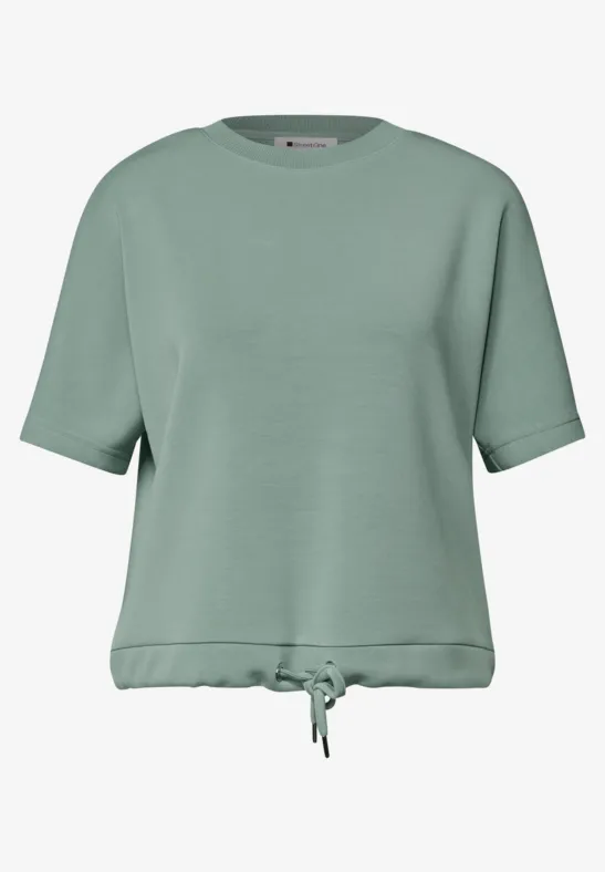 Losvallend, saliegroen T-shirt met korte mouwen, ronde hals en koordsluiting in de taille.