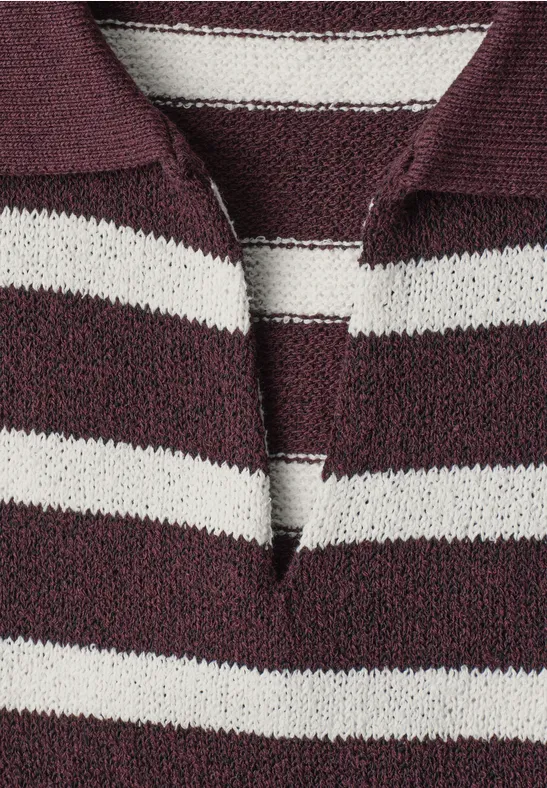 Nahaufnahme eines gestrickten Poloshirts mit breiten Bordeauxrot-Weiß-Streifen und offenem Kragen.