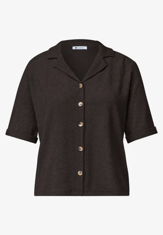 Dunkelbraune Kurzarm-Strickjacke mit Hemdkragen und goldfarbenen Knöpfen.