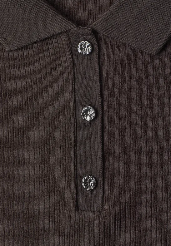 Dunkelbraunes, geripptes Poloshirt mit drei kunstvoll gemusterten Knöpfen in glänzendem Design