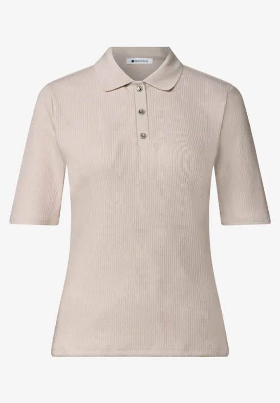 Beige Damen-Poloshirt mit kurzen Ärmeln und Knopfleiste, schmal geschnitten.
