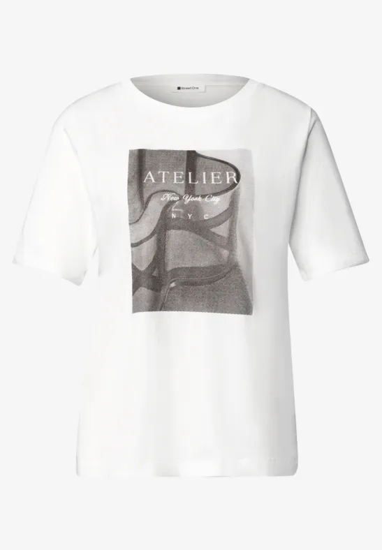 Weißes T-Shirt mit Rundhalsausschnitt und retrograuem Atelier-Print auf der Vorderseite.