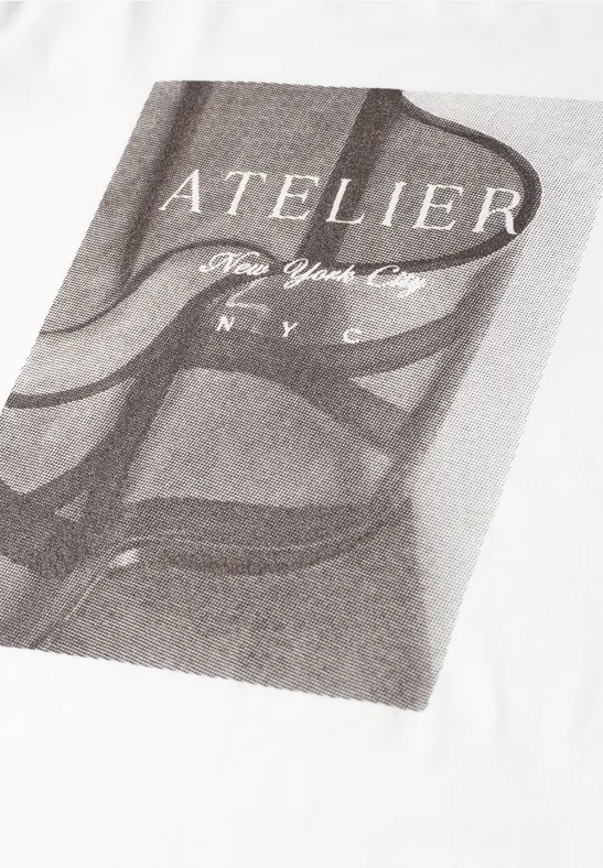 Weißes T-Shirt mit Schwarz-Weiß-Print 'ATELIER New York City N.Y.C.' und abstraktem Muster.