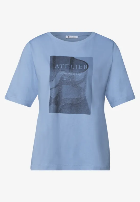 Hellblaues T-Shirt mit kurzem Arm und schwarzem Atelier-Print vorn