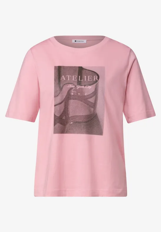 Rosafarbenes T-Shirt mit kurzen Ärmeln, schwarzem ATELIER-Print und abstraktem Liniengrafik-Design.