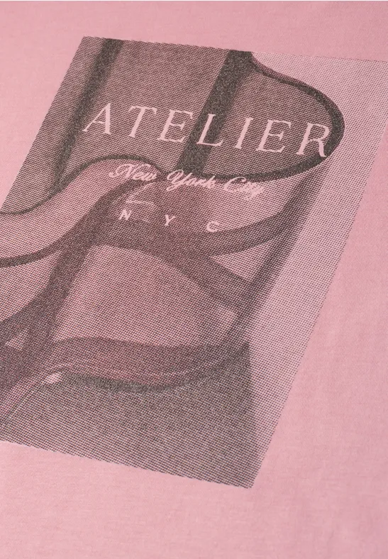 Rosa T-Shirt mit grafischem Print eines Büchercovers mit der Aufschrift "ATELIER New York City NYC"