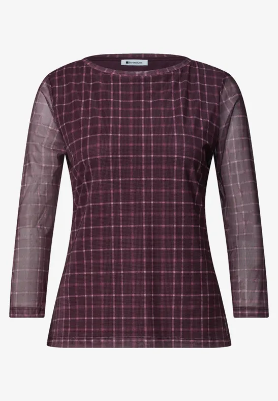 Weinrotes Shirt mit rundem Ausschnitt, weißem Karomuster und transparenten 3/4-Ärmeln.