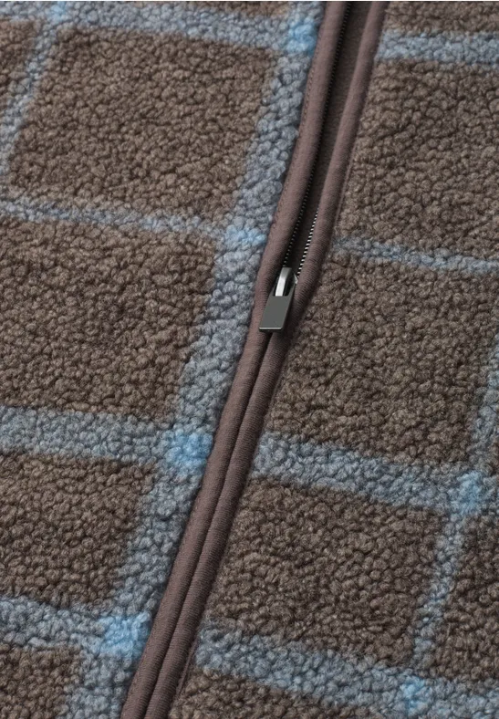 Brauner Fleece mit hellblauen Karos und einem mittigen Reißverschluss.
