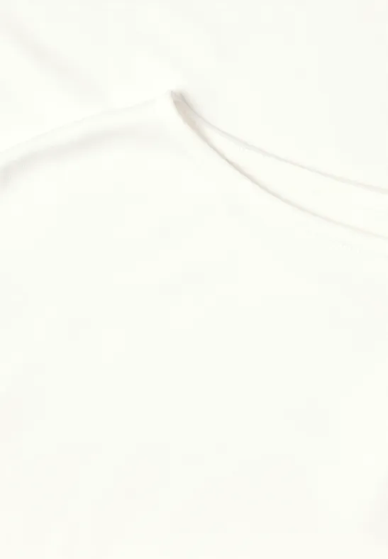 Nahaufnahme eines weißen T-Shirts mit sichtbarem Rundhalsausschnitt