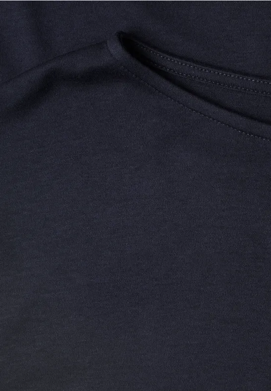 Ein dunkelblaues T-Shirt mit rundem Ausschnitt, Nahaufnahme.