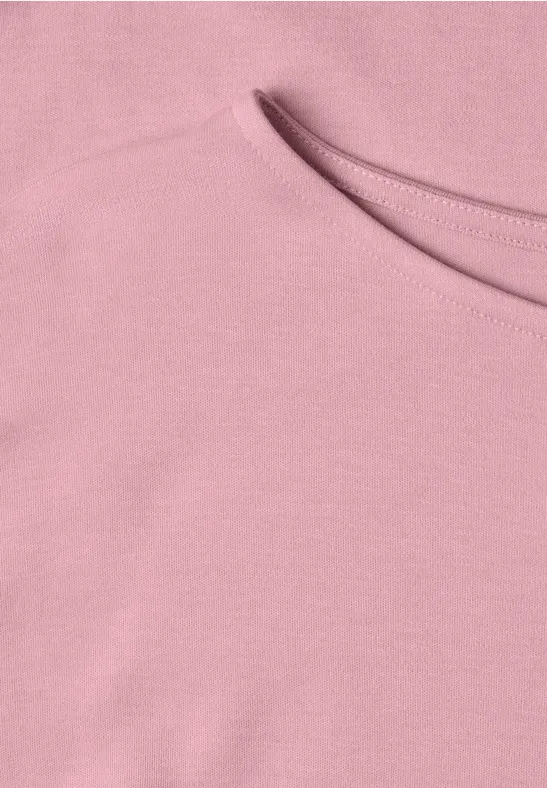 Zbliżenie różowego bawełnianego t-shirtu z okrągłym dekoltem