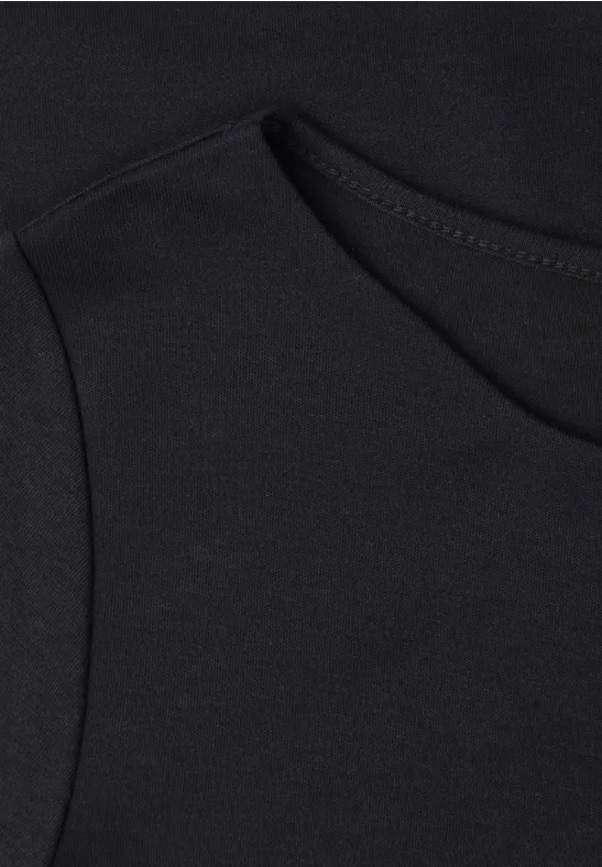 Gros plan sur un tissu noir de vêtement avec une poche discrète et des coutures soignées.