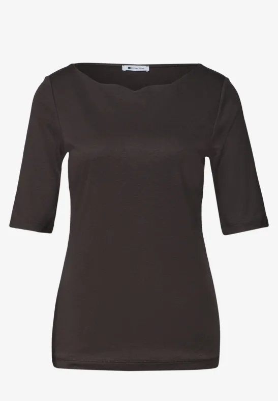 Un t-shirt femme uni marron foncé à manches 3/4 et encolure ronde.