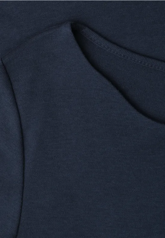 Gros plan d'un tissu bleu marine avec encolure arrondie