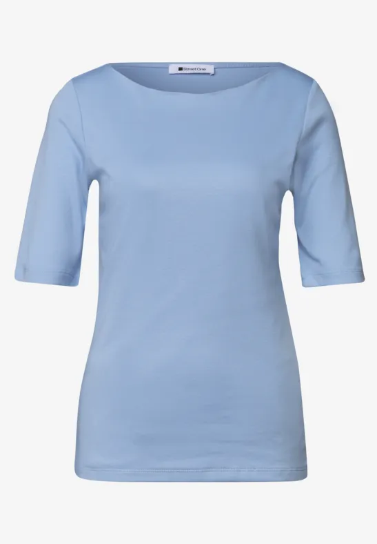 Hellblaues T-Shirt mit halblangen Ärmeln und Rundhalsausschnitt.