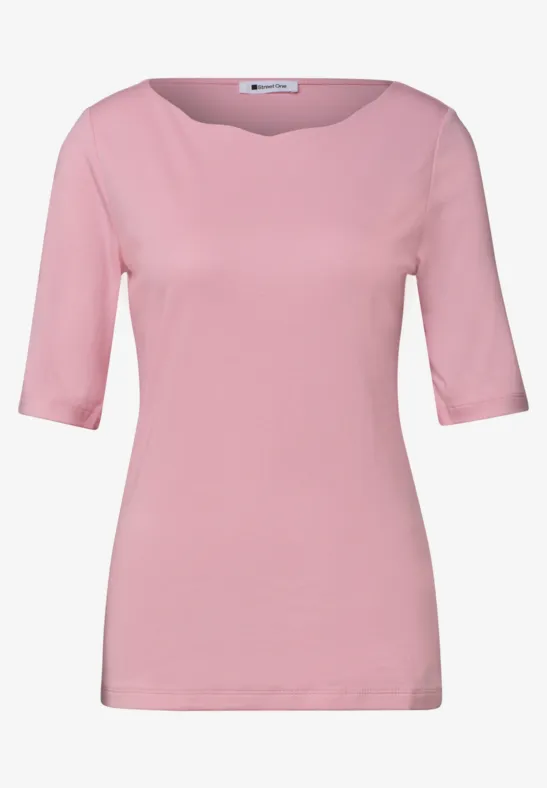 Een eenvoudig, roze dames-T-shirt met halflange mouwen en een ronde hals.