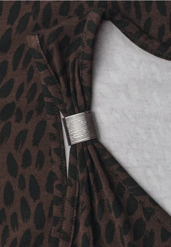 Braunes Oberteil mit dunkelbraunem Animal-Print und silbernem Ring, der den Stoff am Ausschnitt zusammenhält.