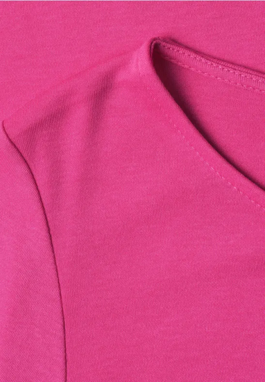 Nahaufnahme eines pinken T-Shirts mit V-Ausschnitt und Schulternaht