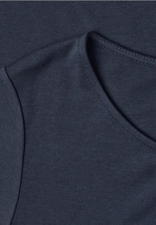 Nahaufnahme eines dunkelblauen T-Shirts am Halsausschnitt und an der Schulternaht.
