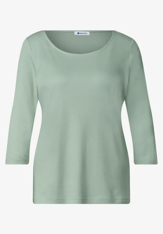 Hellgrünes Damen-Shirt mit 3/4-Ärmeln und rundem Ausschnitt.