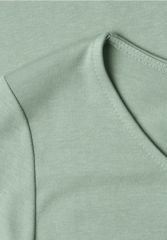 Helles grün meliertes T-Shirt mit Rundhalsausschnitt und feinem Baumwollstoff.