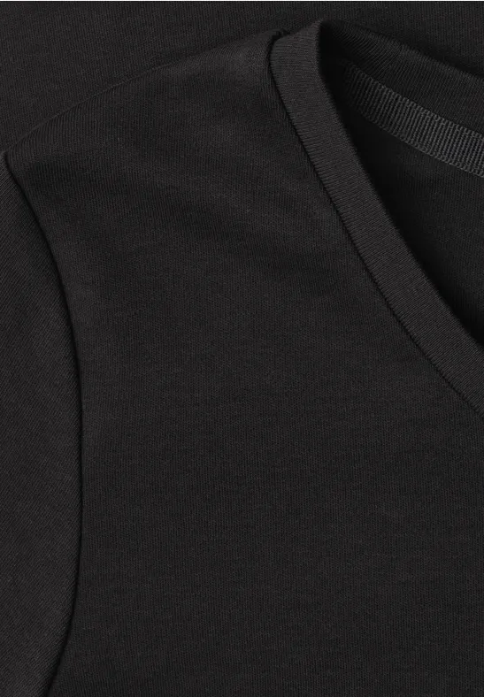 Schwarzes T-Shirt mit V-Ausschnitt aus weichem Jersey, Nahaufnahme von Schulter und Ausschnitt.