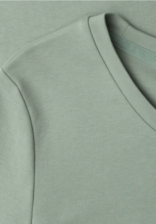 Ein hellgrünes T-Shirt mit V-Ausschnitt und weichem Stoff.