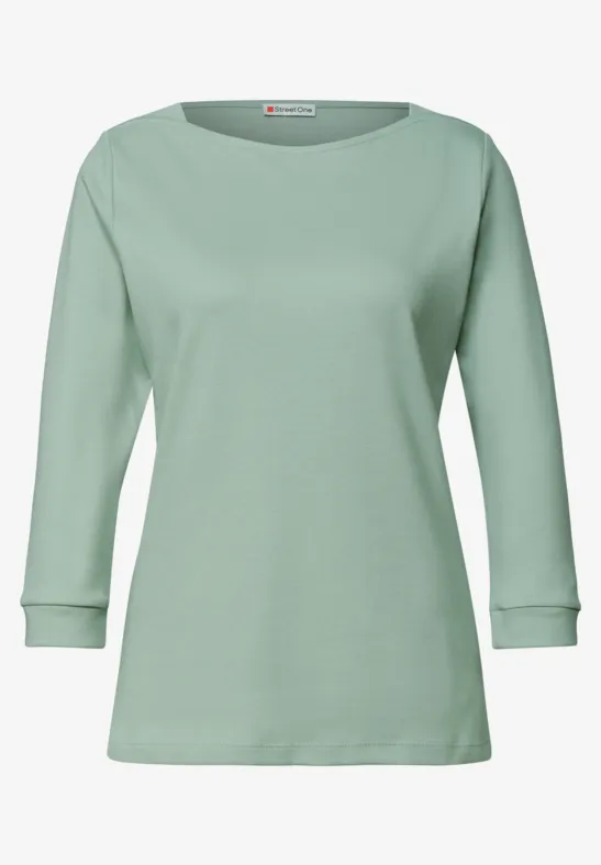 Sanftgrünes Langarmshirt mit klassischem Rundhalsausschnitt, schmaler Passform und Bündchen an den Ärmeln.