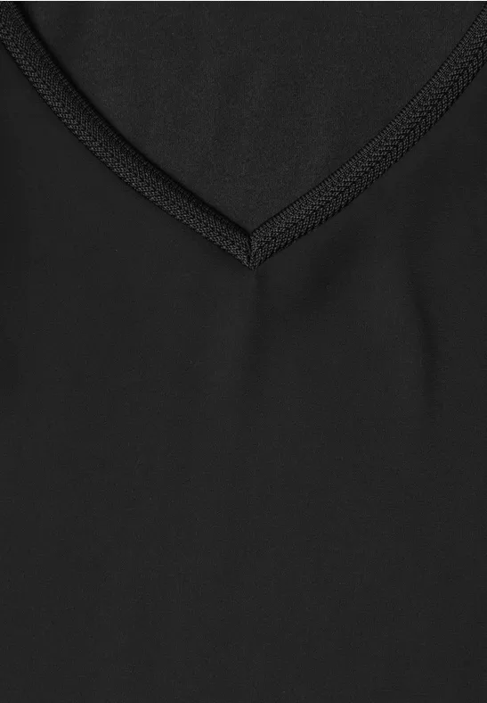Schwarzes T-Shirt mit V-Ausschnitt aus glattem Stoff