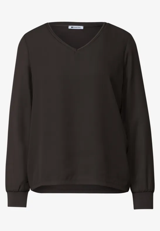 Schwarzer Pullover mit V-Ausschnitt und langen Ärmeln.