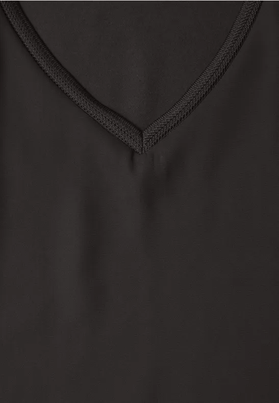 Schwarz-graues Textil mit V-Ausschnitt und feiner Naht.