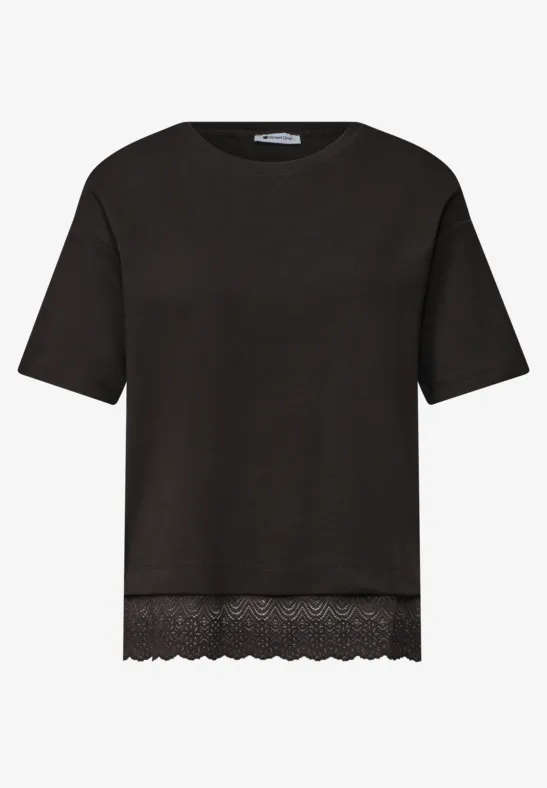 Czarny t-shirt z krótkimi rękawami i koronkowym wykończeniem na dole.