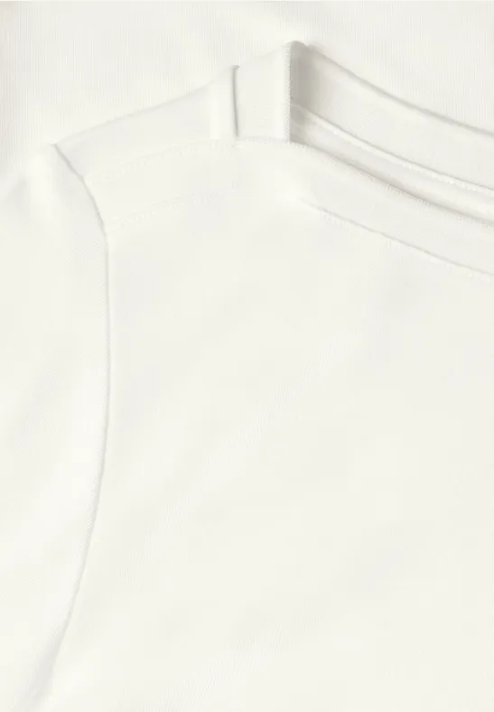 Zwei überlappende weiße T-Shirts auf hellem Hintergrund.