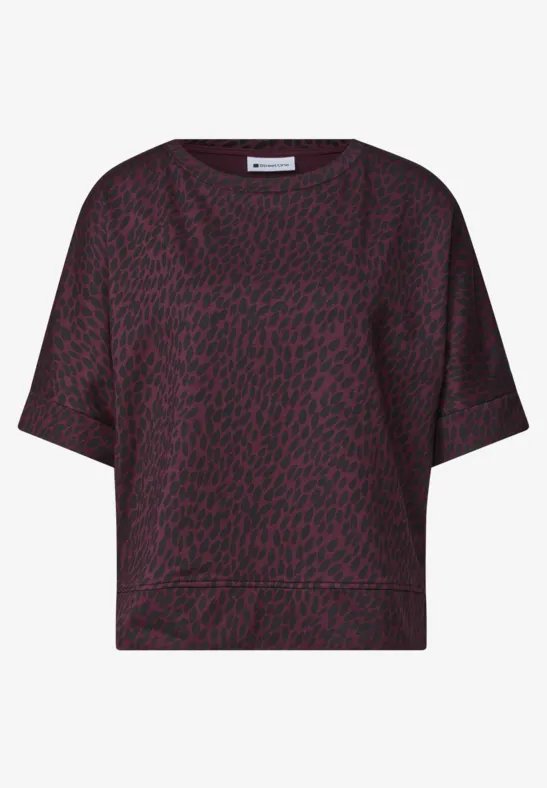 Locker geschnittenes Damen-Shirt mit burgund-schwarzem Animalprint, weitem Schnitt und kurzen Fledermausärmeln.