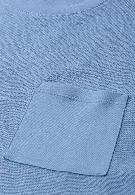 Lichtblauw shirt met opgestikte borstzak